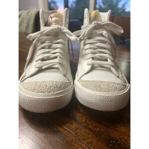 Nike Blazer Mid Women’s 7 White Metallic Swoosh High Top Sneakers CZ1055-112